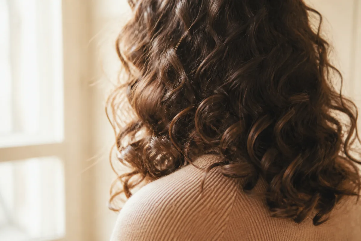 Routine capillaire cheveux bouclés : l'ordre qui compte